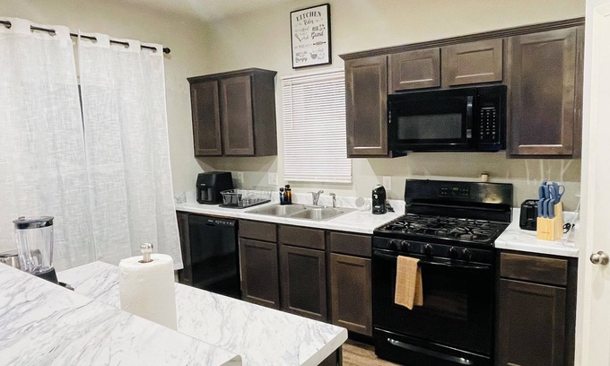 Coweta House | 3-bedroom house in charming Coweta with WiFi, AC, fitness room