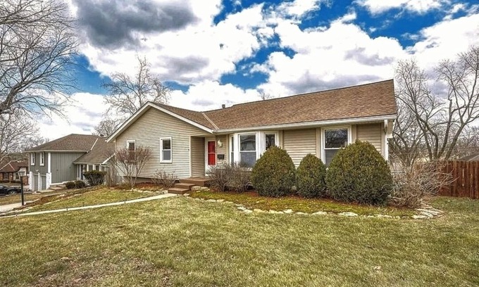 Lenexa House | 3-bedroom house in charming Lenexa Book now