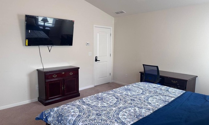 Riverdale House | 3-bedroom house in delightful Riverdale with AC, WiFi