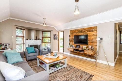 Douglasdale Villa | 3 bedroom house in Douglasdale