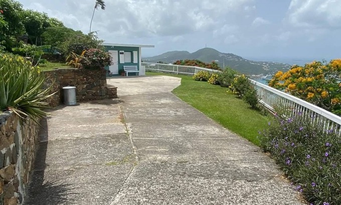 Estate Queens Quarter House | 3-bedroom house in lovely St Thomas with WiFi, AC,grill area, beach toys,games
