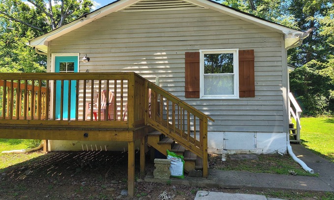 Hillsborough House | 3-bedroom house in lovely Hillsborough with WiFi, AC, EV charger outlet, & solar