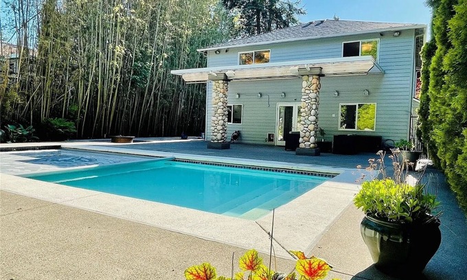 Meadowbrook House | 3-bedroom house in welcoming Seattle with fitness room, WiFi