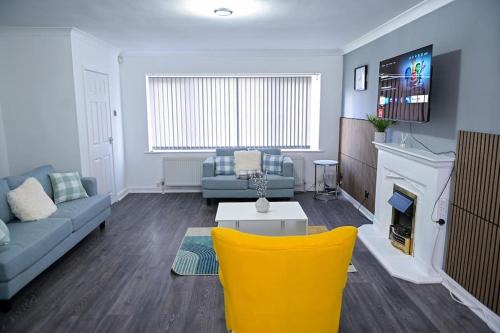 Pendlebury House | 3 Bedroom House Manchester Free Wifi and Parking