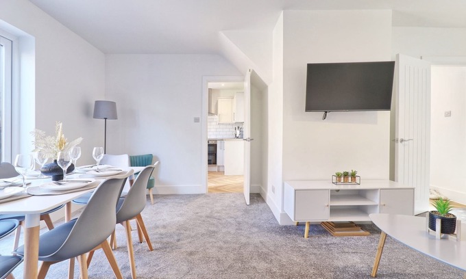 Writtle House | 3 Bedroom House, Sleeps 6, Private Parking, Wifi