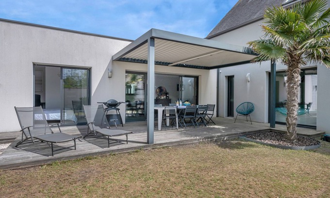 Guerande Ski Chalet | 3 bedroom house with beautiful garden in Guérande