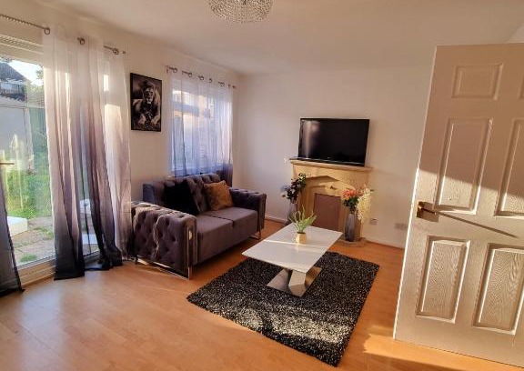 Slough Apartment | 3 bedroom house with driveway near legoland Heathrow Airport and Windsor