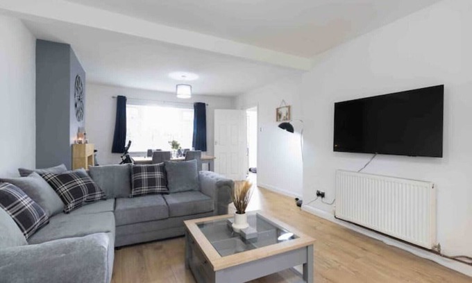 Holbrooks House | 3 Bedroom House with Private Driveway