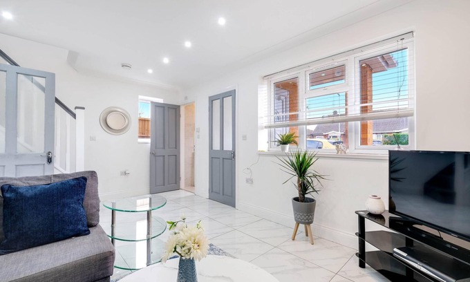 Windsor House | 3 Bedroom House with Parking in Windsor