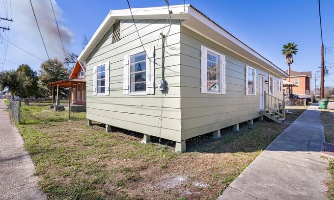 Sunshine House | 3-bedroom house with AC, WiFi in Plaquemine/CONTRACTOR FRIENDLY