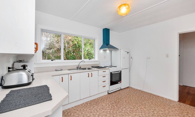 Greenlane - Ellerslie Apartment | 3 Bedroom In Onehunga w Parking - Wifi - Netflix