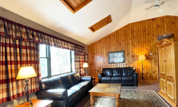 Reeders Cabin | 3 Bedroom Lake View Cabin, spectacular views of Mountain Springs Lake