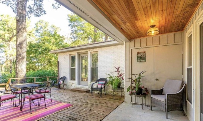 Hattiesburg House | 3-bedroom lakefront house in charming Hattiesburg with AC, WiFi. Enjoy your stay