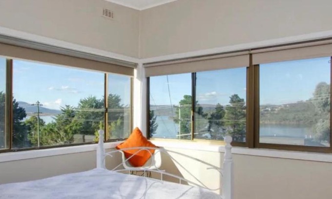 Jindabyne House | 3 Bedroom Lakeview Cottage with Drying/Bike Room