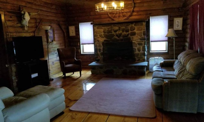 Cornville House | 3-bedroom log cabin on horse farm in Cornville, AC, large in ground pool