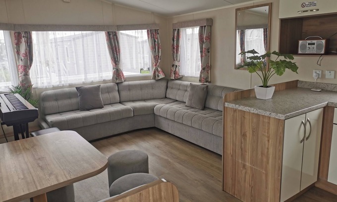 Layer Marney Cabin | 3 Bedroom Mersea Beach Retreat-Getaway by the Sea