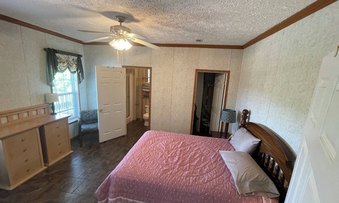 Pointe A La Hache House | 3-bedroom mobile home in delightful Delacroix with AC, WiFi