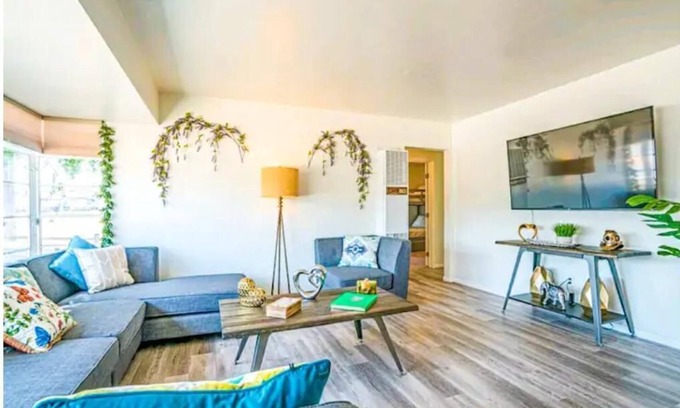 Castle Park House | 3 Bedroom Modern LuxeRetreat w/BBQ & Billiards
