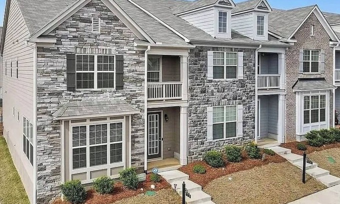 Fairburn House | 3-bedroom Modern Townhome just outside Atlanta