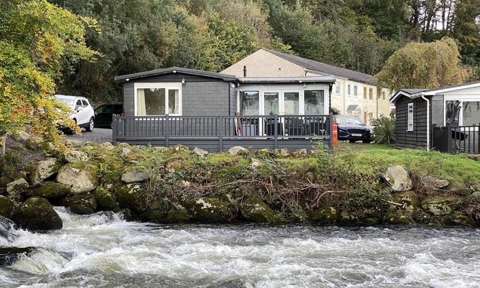 Bont Newydd Ski Chalet | 3 Bedroom Modernised Cabin in Snowdonia amazing walks, views & on site fishing