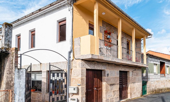 Arnoia Apartment | 3 bedroom nice apartment in A Arnoia