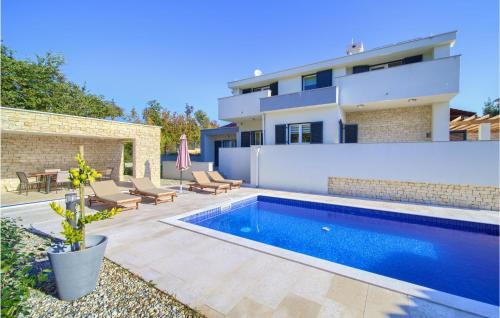 Risika House | 3 Bedroom Nice Home In Risika