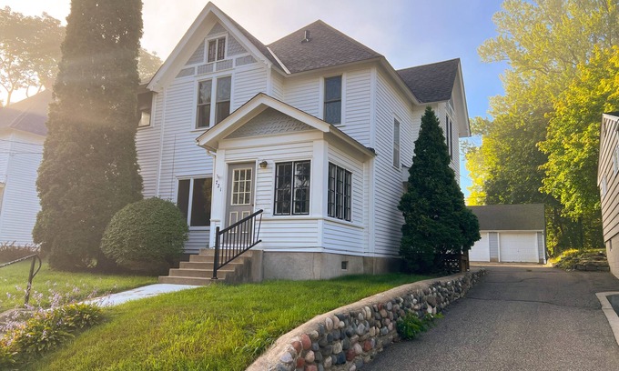 Stillwater Apartment | 3 Bedroom Pet Friendly Stay