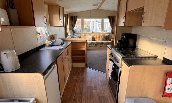 Towyn Ski Chalet | 3 Bedroom, pet Friendly, Lyons Winkups, Towyn