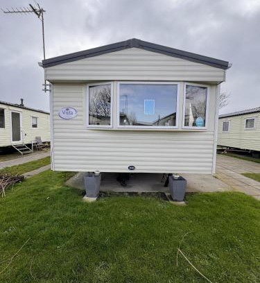 Towyn Ski Chalet | 3 bedroom pet friendly Lyons Winkups Towyn