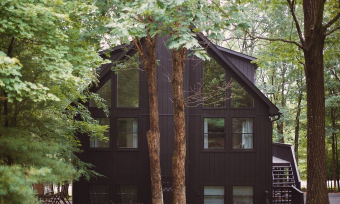 East Stroudsburg Ski Chalet | 3-bedroom Poconos chalet for art and design lovers
