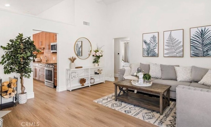 Mission Viejo Apartment | 3 Bedroom Single family L-597259 by Houzlet