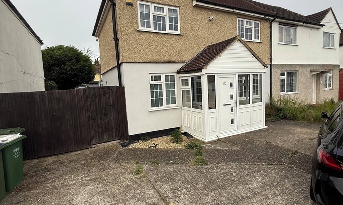 Brampton House | 3 bedroom spacious home Parking and WiFi sleeps 5