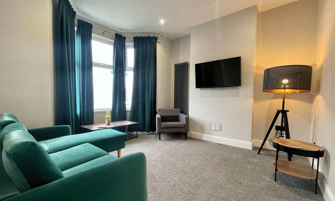 Canton House | 3 Bedroom Spacious House in Cardiff