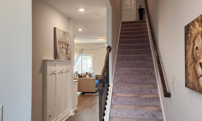 Huntcliff House | 3-bedroom townhome in terrific Elgin with AC, WiFi