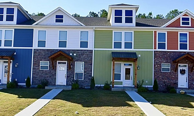 Cleveland House | 3-bedroom townhome in charming Cleveland: central air, WiFi, cable. Gorgeous!