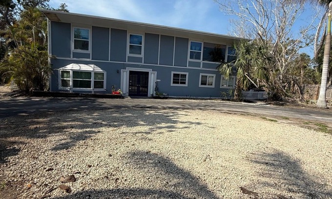 Siesta Key House | 3-bedroom townhome in Siesta Key close to beaches, city and airport.