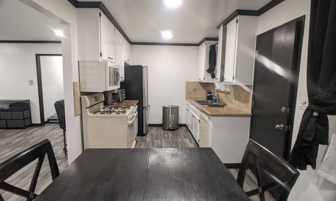 Downey House | 3 bedroom with 4 beds, 2 bathroom. Central to Los Angeles Metro Area, 7119