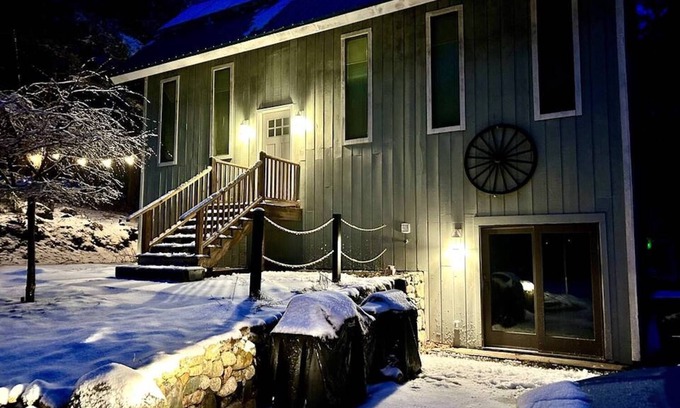 Bridgton House | 3 bedrooms, close to skiing and lakes.