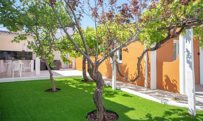 Penina House | 3 Bedrooms Renovate House, 10 minutes drive to the beach. Private Pool