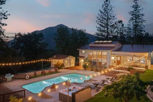 Mariposa House | 3 Bedrooms with 2 Bonus Rooms and Views! Pool with Spa