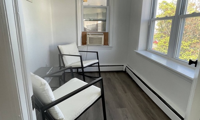 Wall House | 3 Blocks From The Beach Just Renovated 3 Bdrm Plus Den