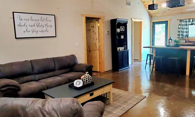 Stockton Cabin | 3 blocks to Cabins At Stockton Lake & Venue At Stockton Lake.