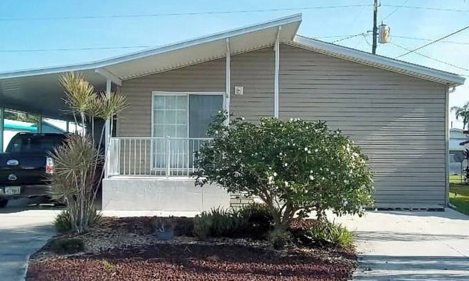 Palmetto House | 3 BR 2 BA newly remodeled house w/nearby beaches, parks, shopping and nightlife