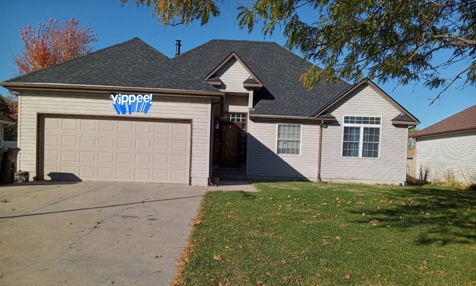 Downtown Omaha House | 3 br-2 bath centrally located 5 min. from CWS, Old Market, & Zoo.