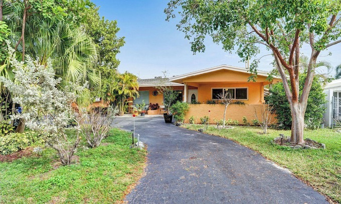 Imperial Point House | 3 BR/2 Miles Beach/Safe & Secure Imperial Point neighborhood.