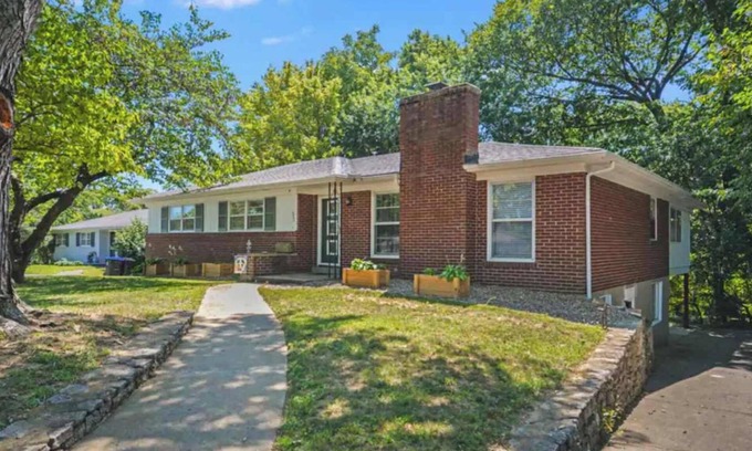Bashford Manor House | 3-BR First Floor Home Near Louisville Attractions