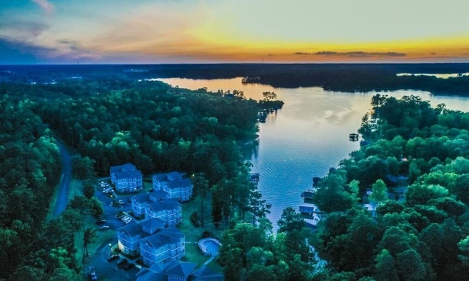 Milledgeville Condo | 3 BR Lake Retreat King Bed, Deep Water Docks, & High Speed Wi-Fi
