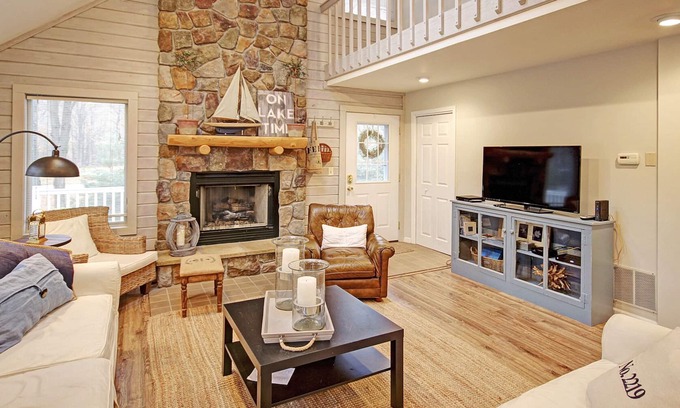 Holland Cottage | 3 BR Luxury Family Retreat-Walk To Beach, Fireplace, Grill, Game Rm, Fire Pit