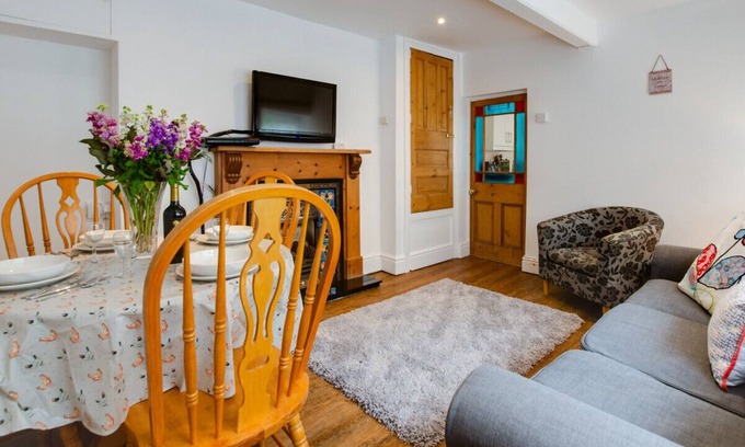 Taff's Well House | 3 Cardiff Road - Two Bedroom House, Sleeps 4