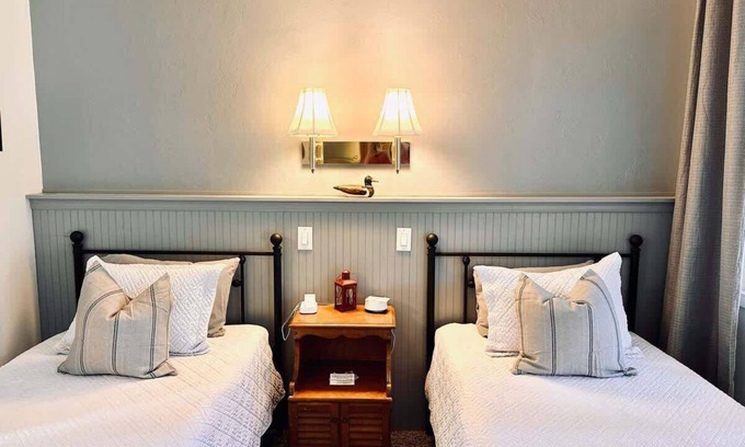 Port Angeles Hotel | #3 ✦Close to Hiking in ONP | Room w/2 Twin Beds✦